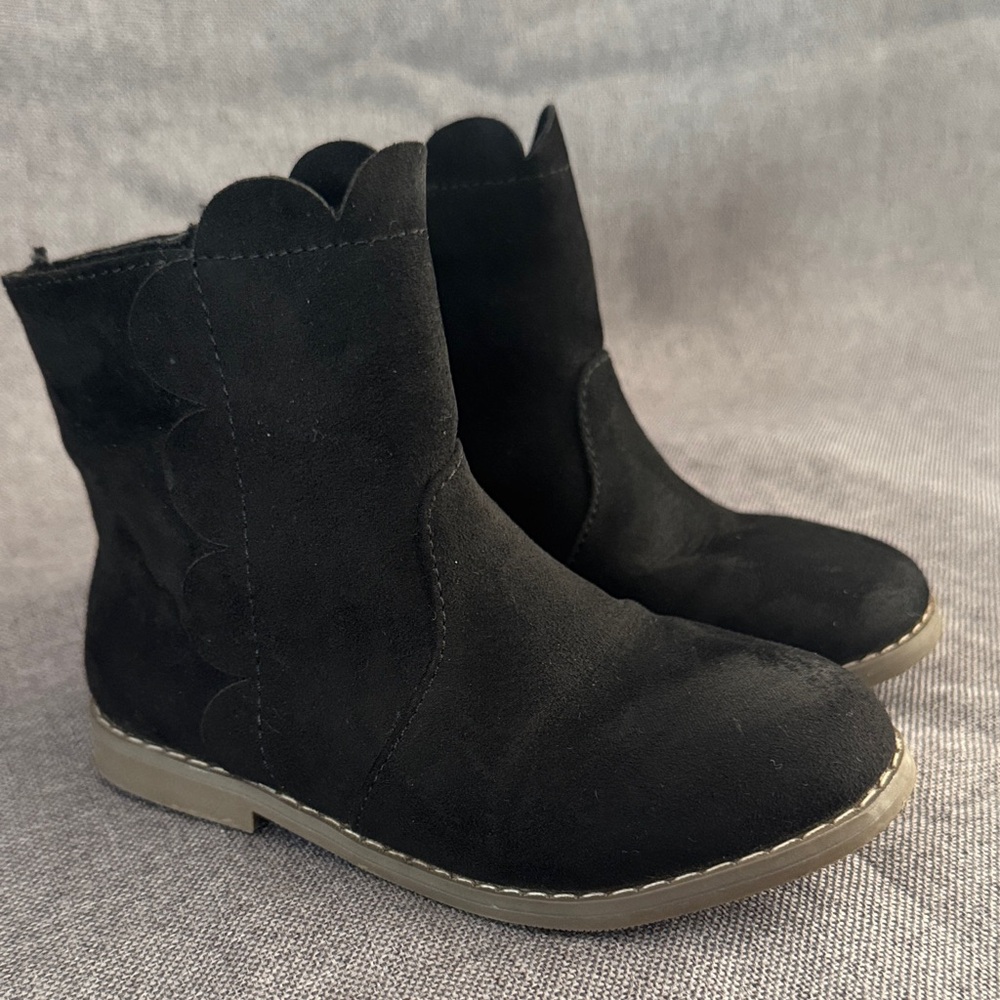 Baby GAP Black Scalloped Ankle Boots - size 9